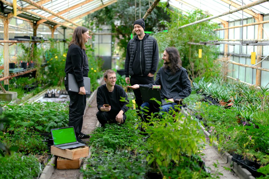 Das Team von 1Garden1000Gardeners im Gewächshaus